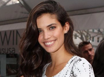 Sara Sampaio topless seins poitrine