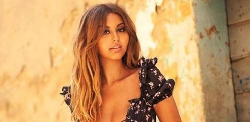 zahia-sa-robe-pull-ultra-decolletee-fait-peter-thermometre