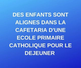 Des enfants sont alignés dans la cafétaria d'une école primaire catholique