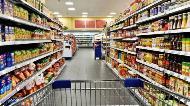 gouvernement grande distribution produits non essentiels