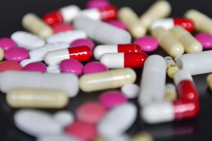 Il drogue sa femme et appelle des inconnus pour la violer