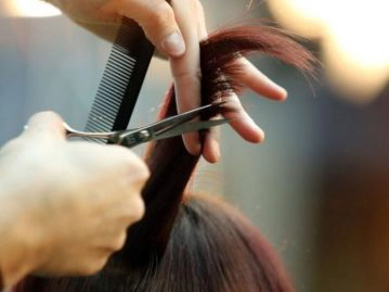 Les coiffeurs et esthéticiennes ne pourront pas exercer à domicile