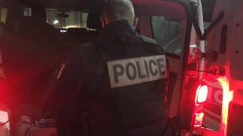 Un policier étranglé avec un cordon de radio