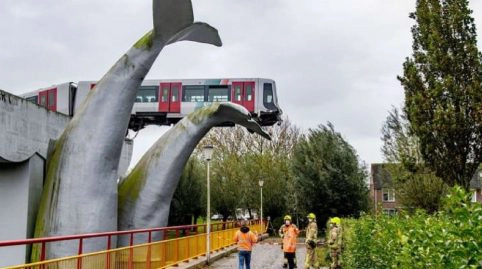 un-metro-est-arrete-dans-sa-chute-grace-a-une-statue