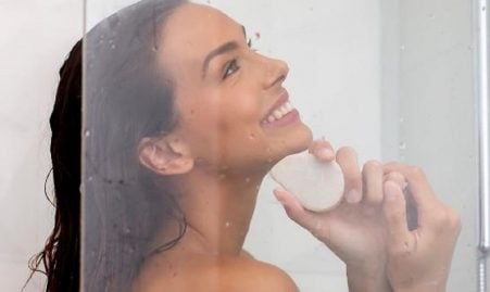 alerte-rouge-marine-lorphelin-pose-entierement-nue-sous-douche
