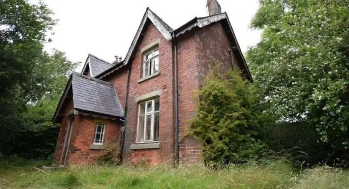une-etrange-ferme-abandonnee-il-y-a-70-ans-dans-un-etat-de-conservation-surprenant
