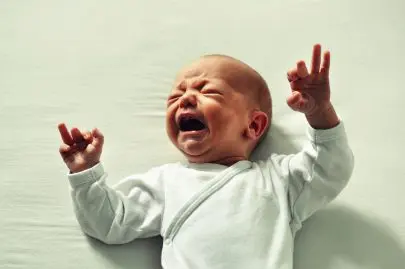 bébé pleure