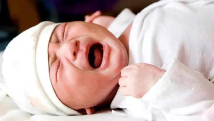 bébé pleure