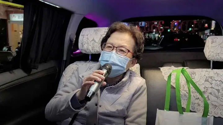 chauffeur de taxi offre la course à ses clients qui chante du karaoké