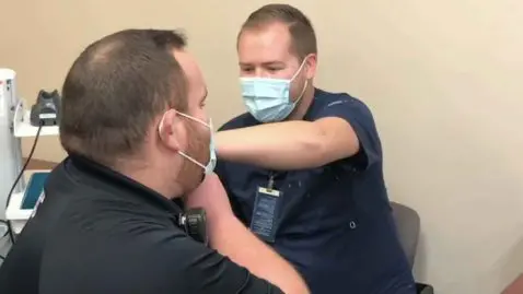 il vaccine son petit ami contre le coronavirus et fait sa demande en mariage