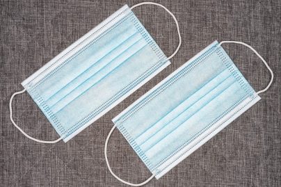 Combiner deux masques serait très efficace pour lutter contre le virus