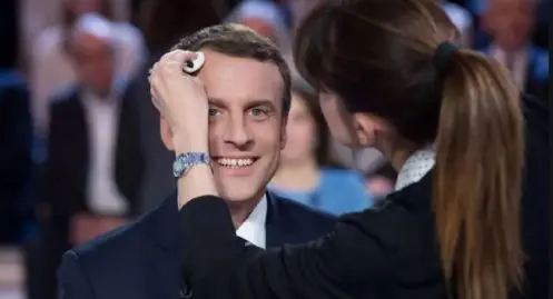 emmanuel-macron-cette-coupe-de-cheveux-qui-ne-passe-pas-inapercue