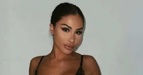 leana-des-anges-alerte-rouge-sur-instagram-lorsquelle-laisse-echapper-un-teton