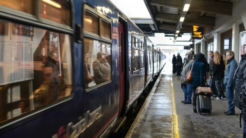 mère voit son bébé partir seul à bord d'un train