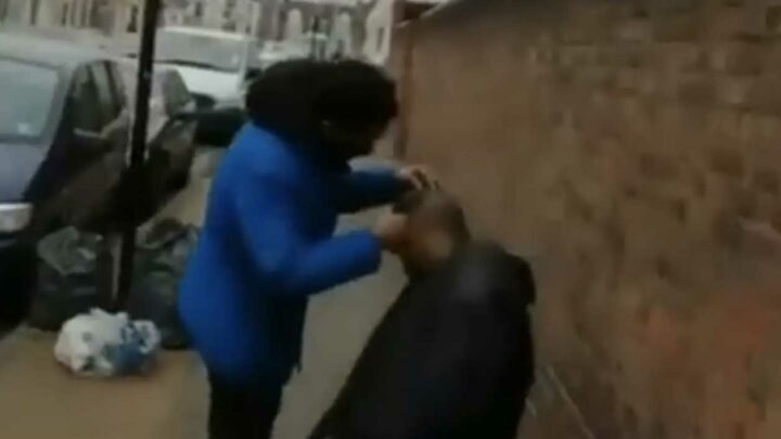 Une coiffeuse coupe les cheveux dans la rue à Londres pour ...