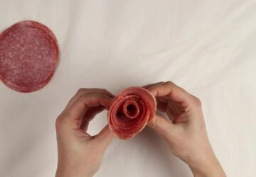 charcuterie roses salami