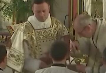 Confinement, une foule dans une église