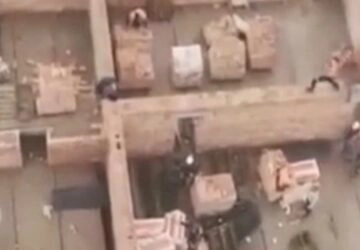 ouvriers sur un chantier lancent briques