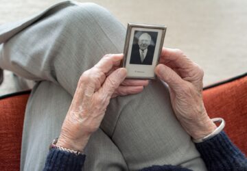 Après 75 ans, Monique retrouve enfin son petit frère Robert