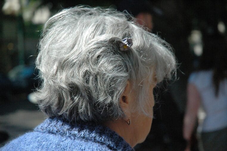 Apparition de cheveux blancs : pas de panique, ils peuvent retrouver