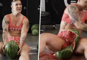 femme éclate pastèque en deux avec ses cuisses
