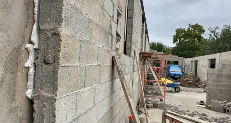 Insolite : Leur voisin construit un garage à 3 cm de leurs fenêtres