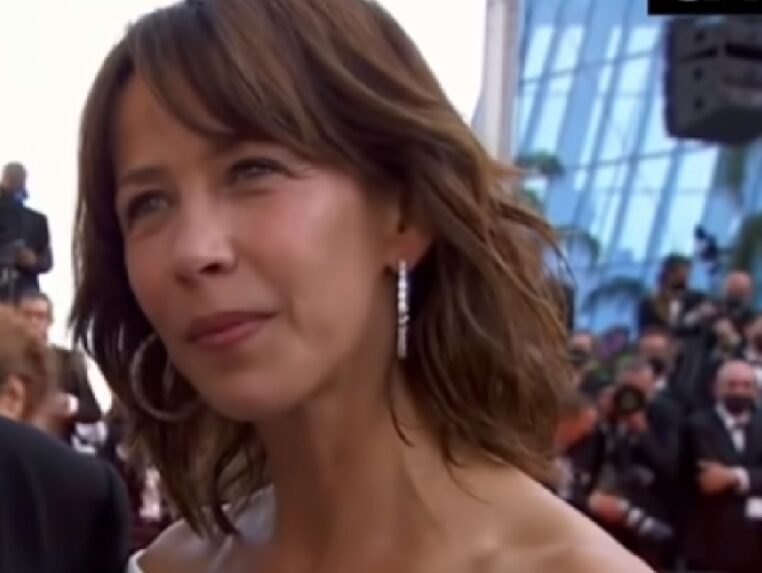 Une photo montrant Sophie Marceau mettant la main aux fesses d'un célèbre réalisateur à Cannes fait le buzz !