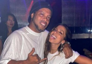 Ronaldinho signe un autographe sur les seins d'une fan