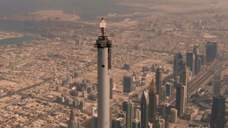 une femme au sommet du burj khalifa