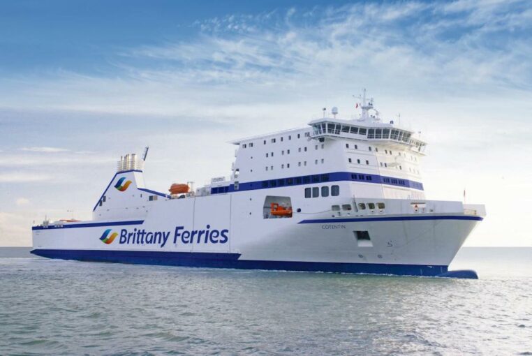 ferry decapite bateau