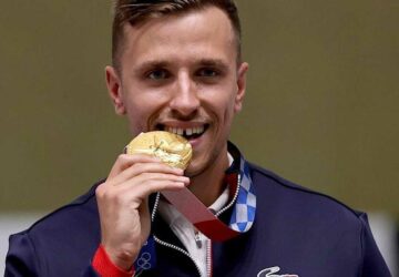 pourquoi les athlètes mordent leur médaille d'or ?