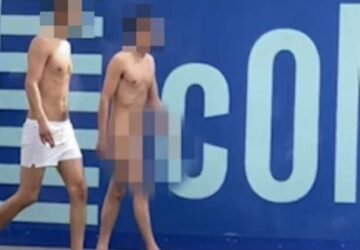 deux hommes nus attaquent un cycliste