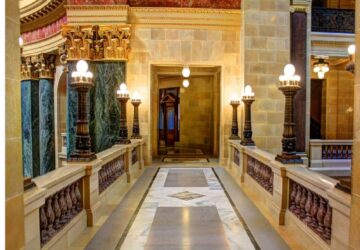 Malika, sans revenu, réside désormais le sublime hôtel 5 étoiles l'Opéra à Paris !