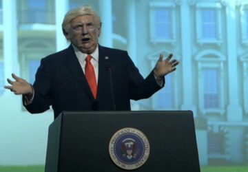 un robot animé de donald trump flippant