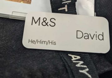 les pronoms inscrits sur les badge chez Marks & Spencer