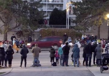 Automibiliste qui fonce sur la foule aux USA pendant la parade de Noël