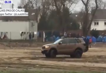 Insolite : Un véhicule militaire a été filmé multipliant les dérapages devant un camp de migrants ! (vidéo)