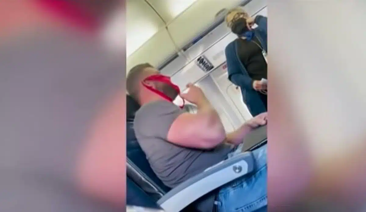 Covid-19 : passager d'un avion expulsé pour avoir porté un string à la place du masque