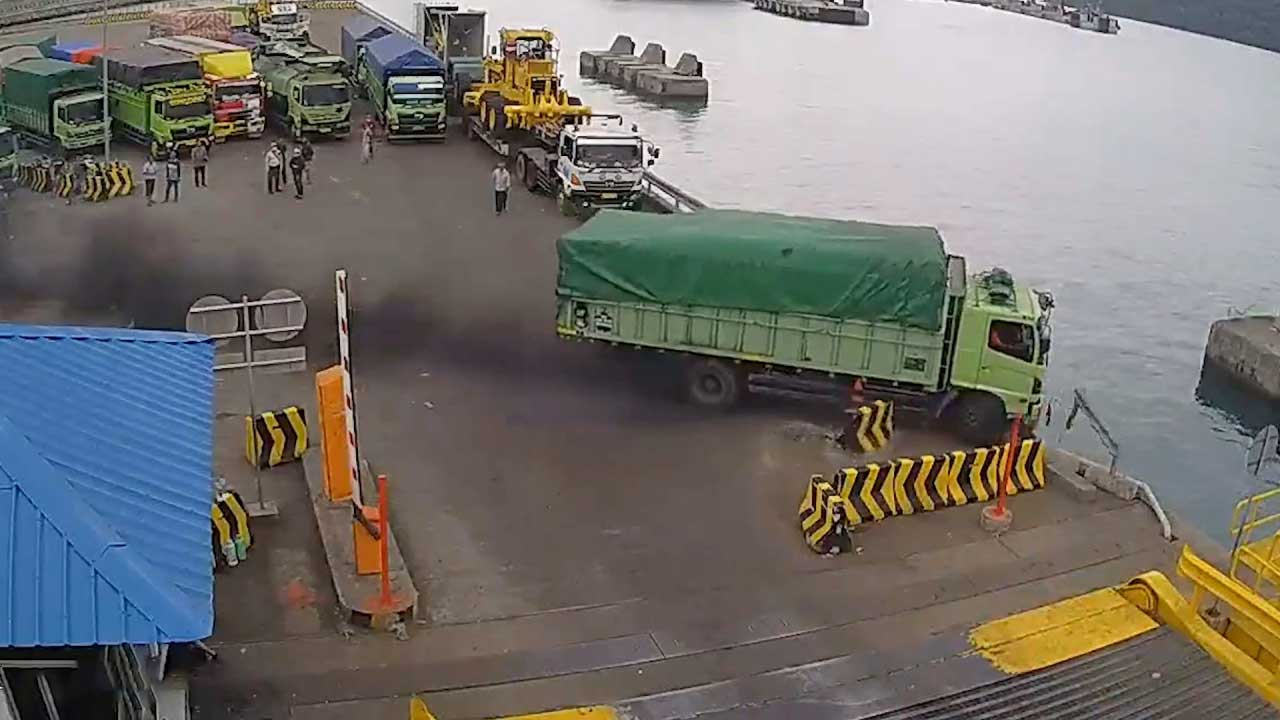 camion plonge dans la mer