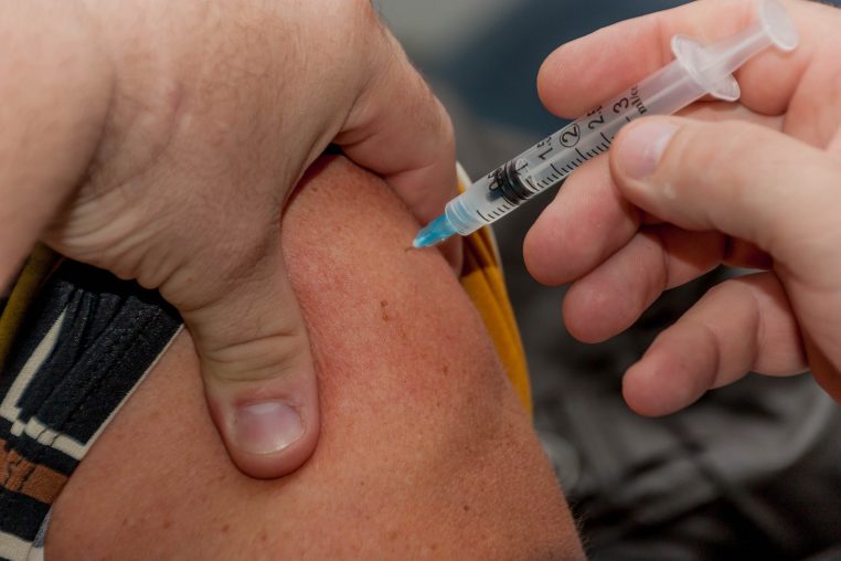 Égoïste, inconscient ou payé pour le faire ? Un néo-zélandais se fait vacciner 10 fois contre la Covid en 24 h !