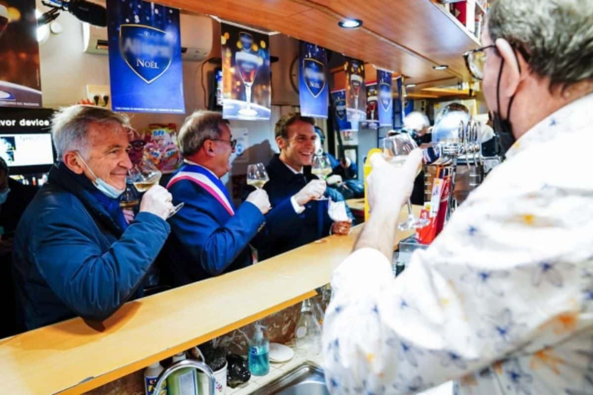 emmanuel macron au bar