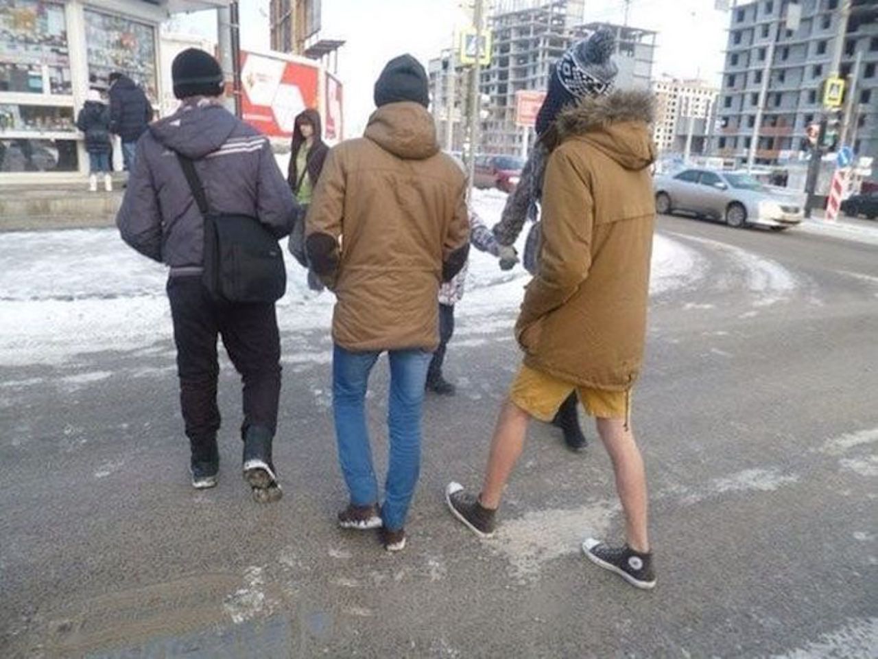 Выйду на улицу мне весело. Зимой в шортах. Подвернутые штаны зимой. Человек в шортах зимой. Зато в шапке.