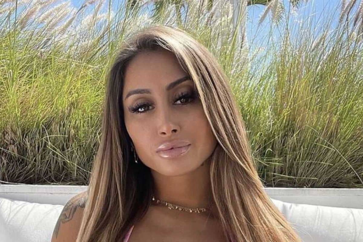 Oceane El Himer hot decollete sexy