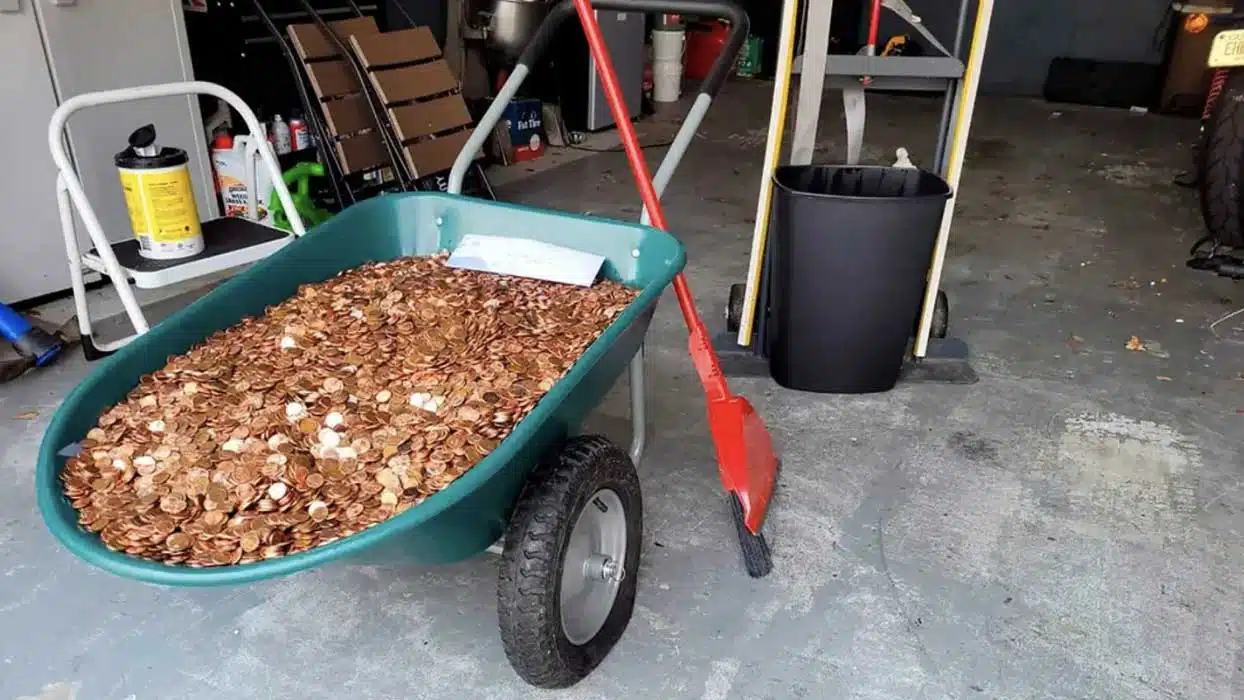 un employeur paie avec une brouette remplie de pièces
