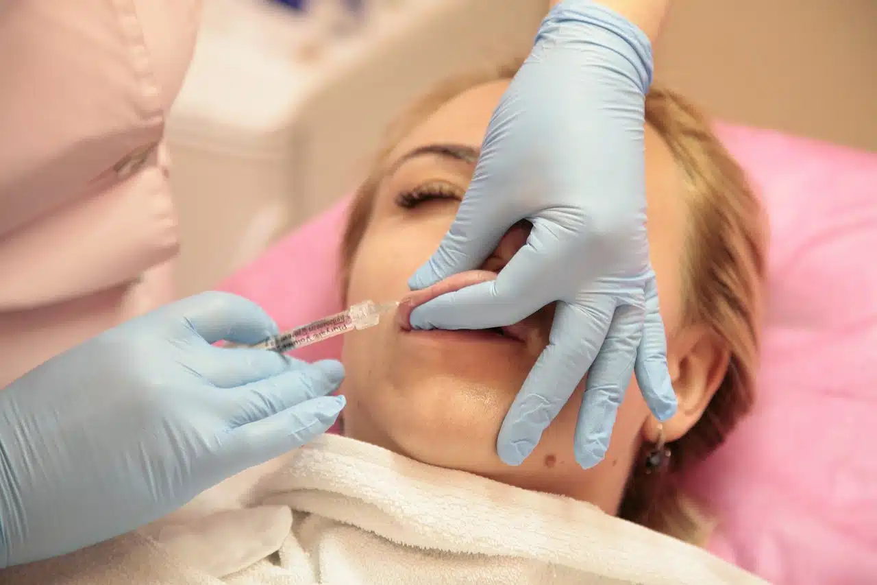 Chirurgie esthétique : les jeunes femmes victimes d'injectrices illégales
