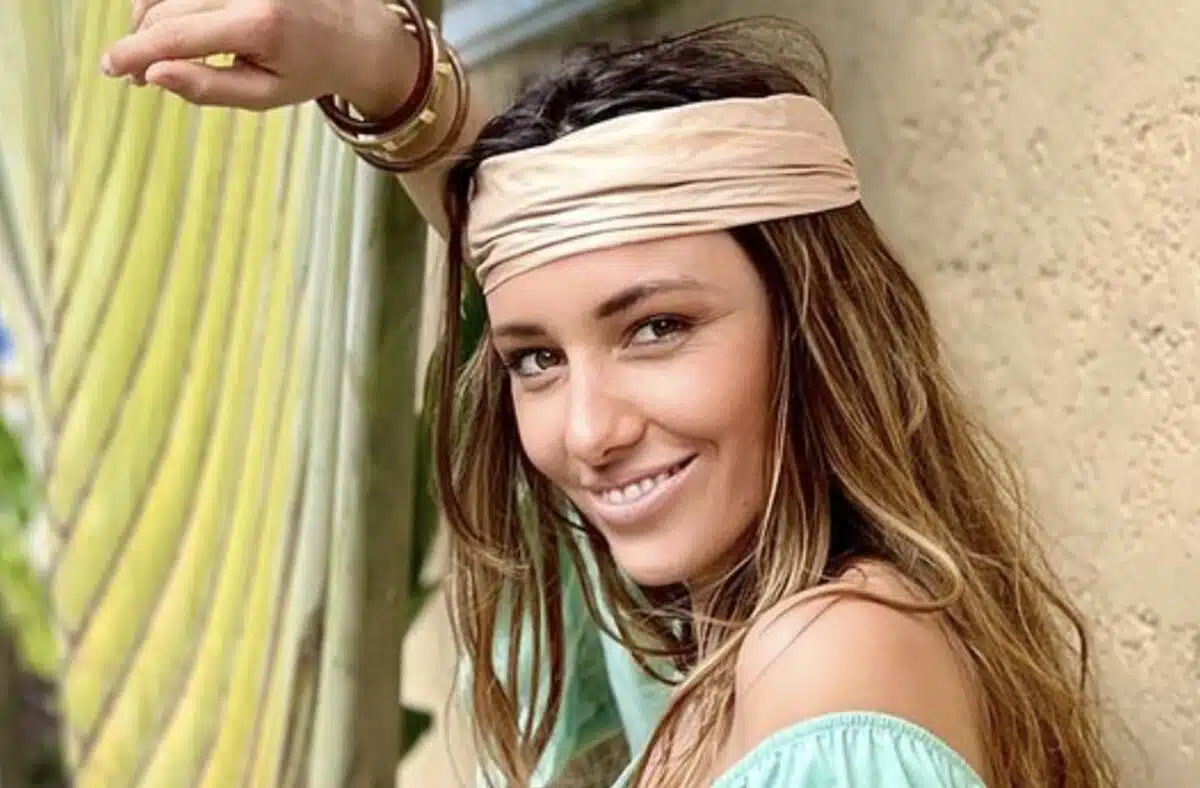 Delphine Wespiser sexy en maillot de bain