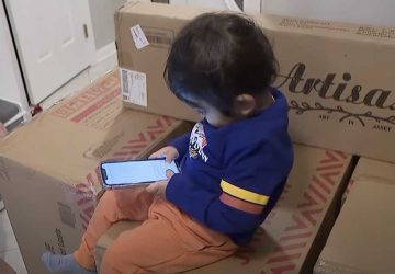 un bébé dépense 2000 dollars sur le téléphone de sa mère