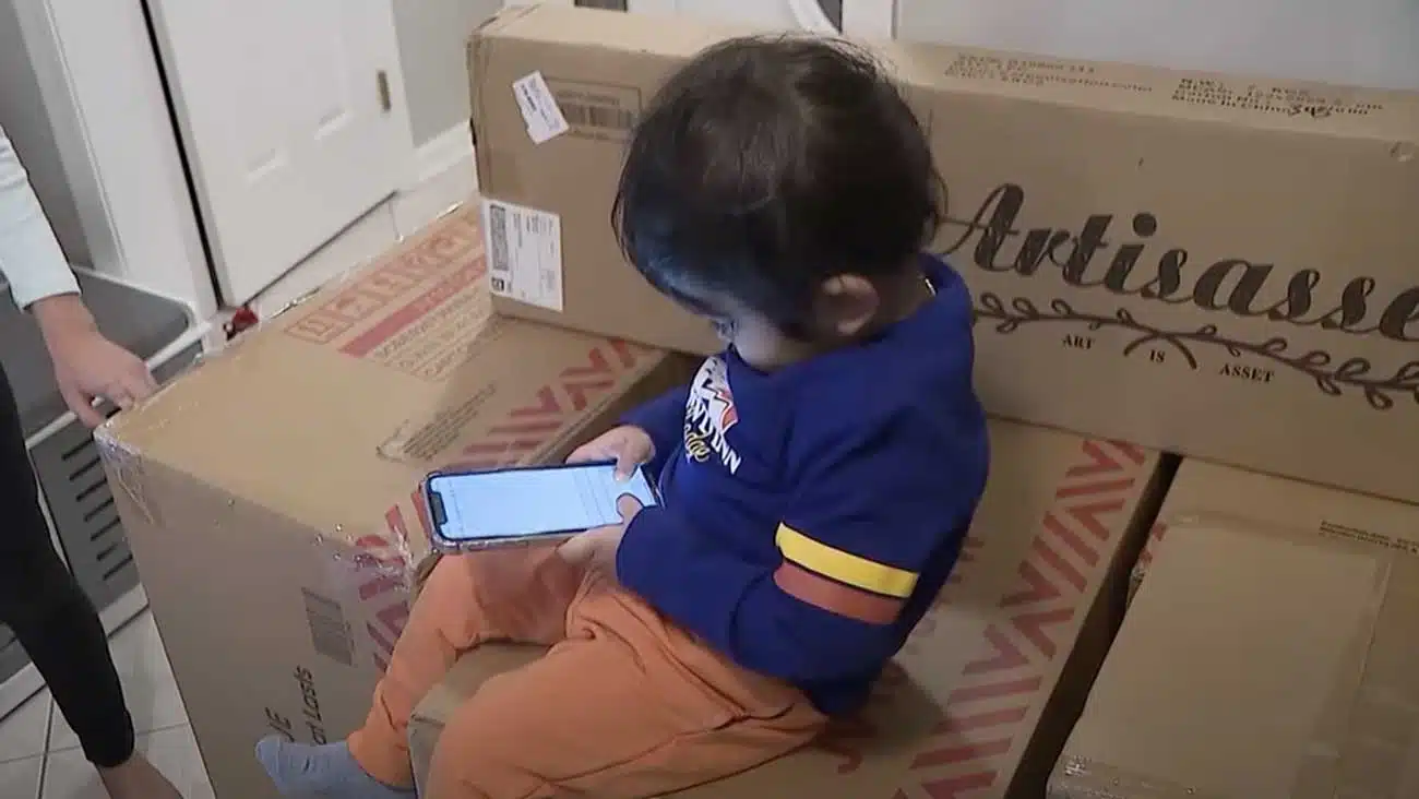 un bébé dépense 2000 dollars sur le téléphone de sa mère