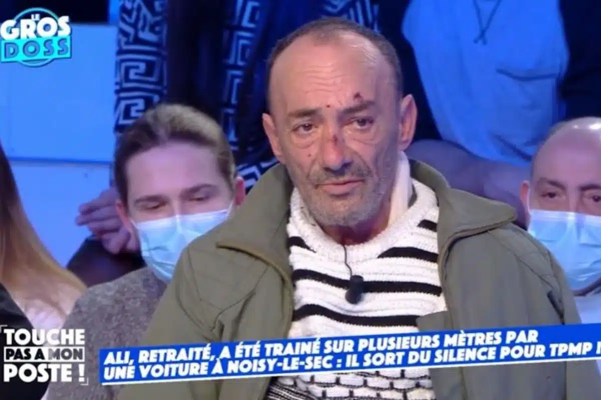 homme traine par des jeunes en voiture