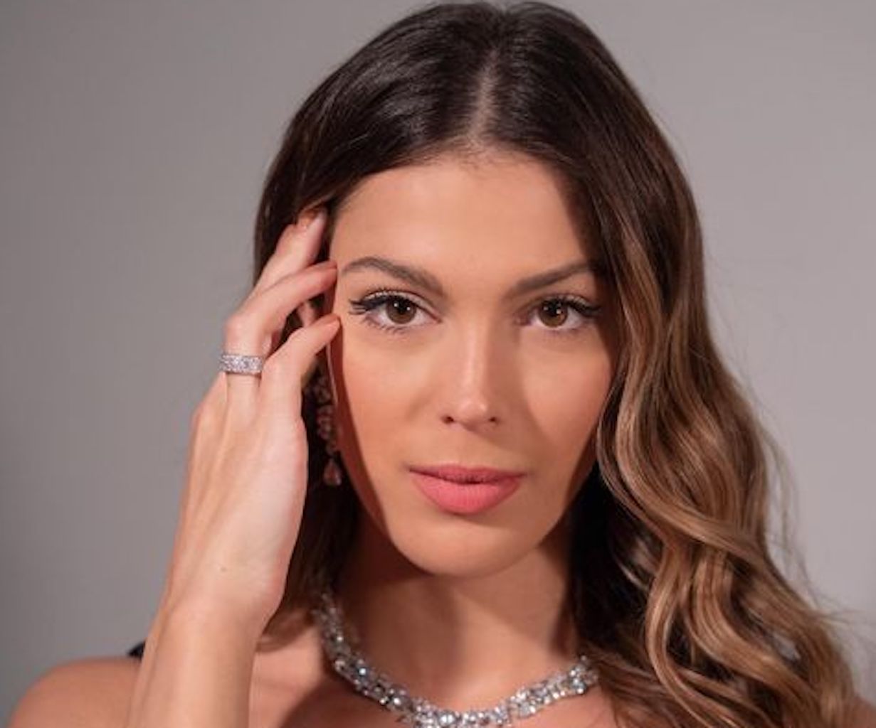 Iris Mittenaere : Elle se déshabille sur Instagram pour le plus grand  bonheur de ses abonnés